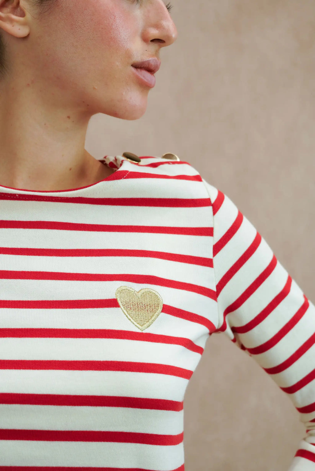 Jersey fino de rayas rojas y blancas con corazón bordado