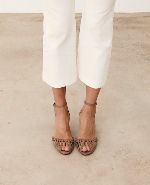 ANYA TOPO