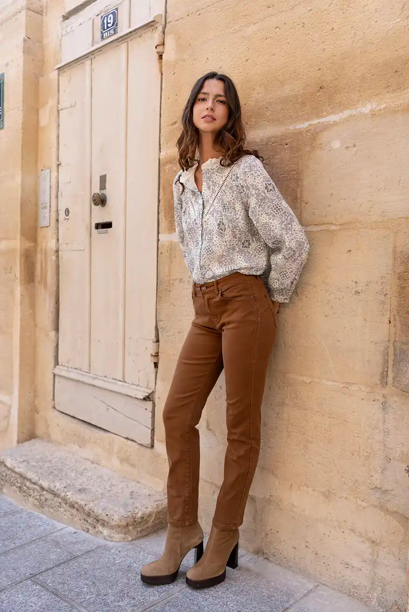 Pantalón Mujer Jean color camel  Corte Recto Cómodo y Elegante