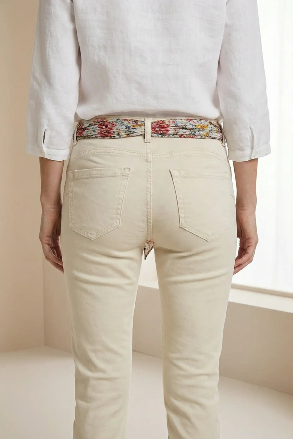 Pantalón Vaquero Slim Mujer Blanco Roto con Cinturón de Tela | Algodón Elástico Primavera
