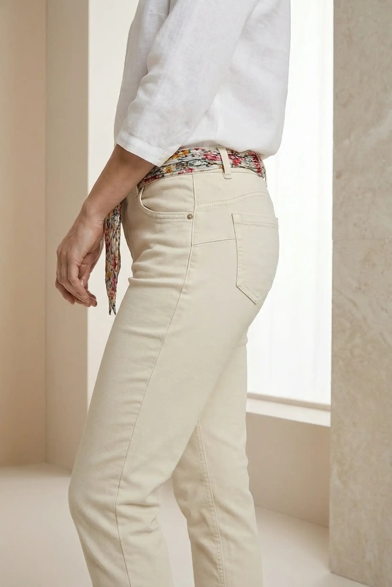 Pantalón Vaquero Slim Mujer Blanco Roto con Cinturón de Tela | Algodón Elástico Primavera