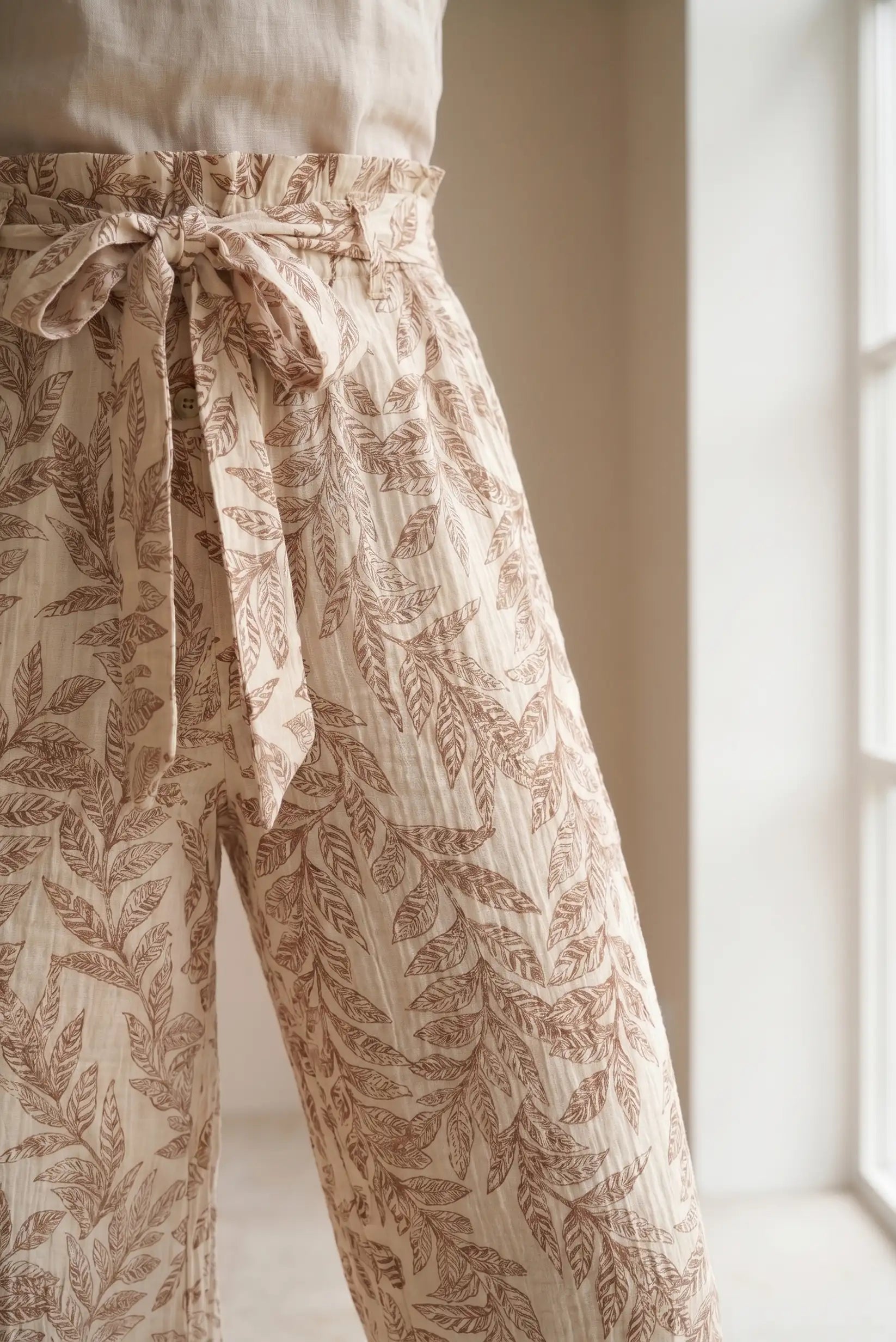 Pantalón Fluido Mujer Estampado Hojas Beige