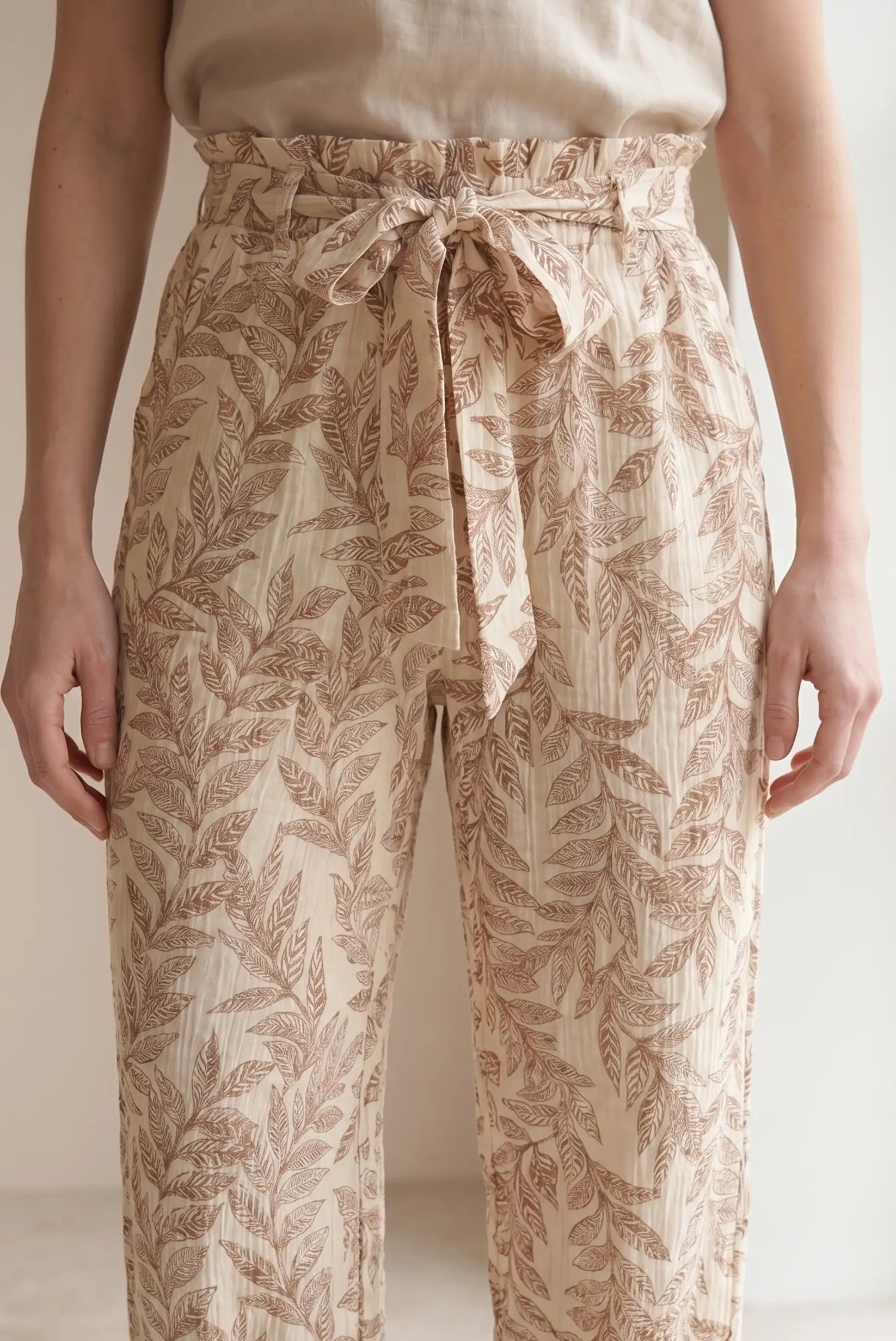 Pantalón Fluido Mujer Estampado Hojas Beige