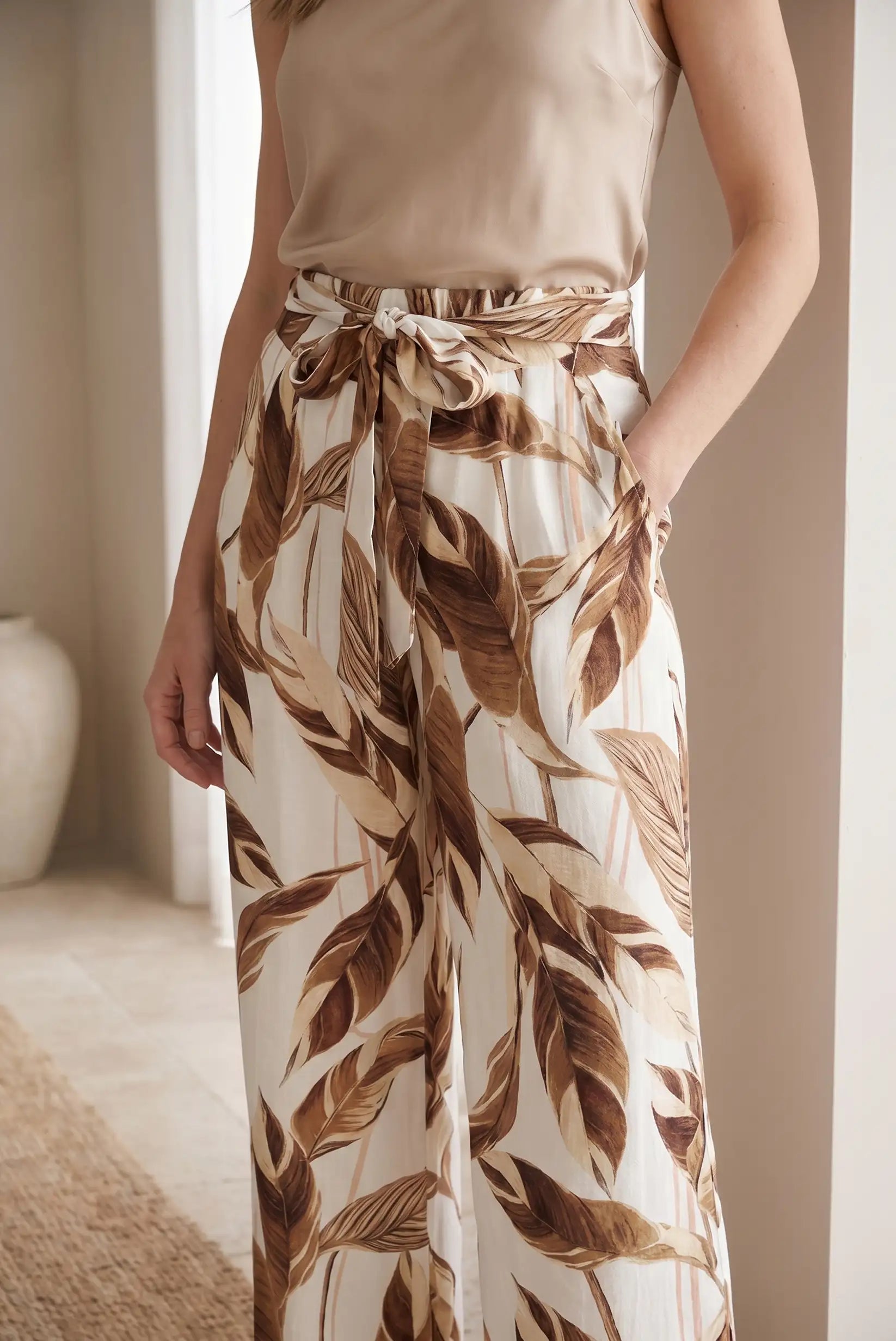 Pantalón Fluido Mujer Estampado Hojas Marrón Beige