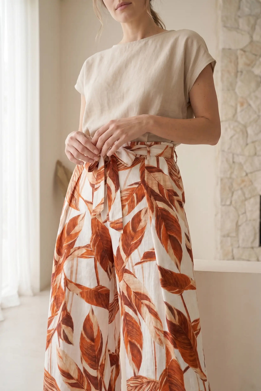 Pantalón Fluido Mujer Estampado Hojas Teja Beige