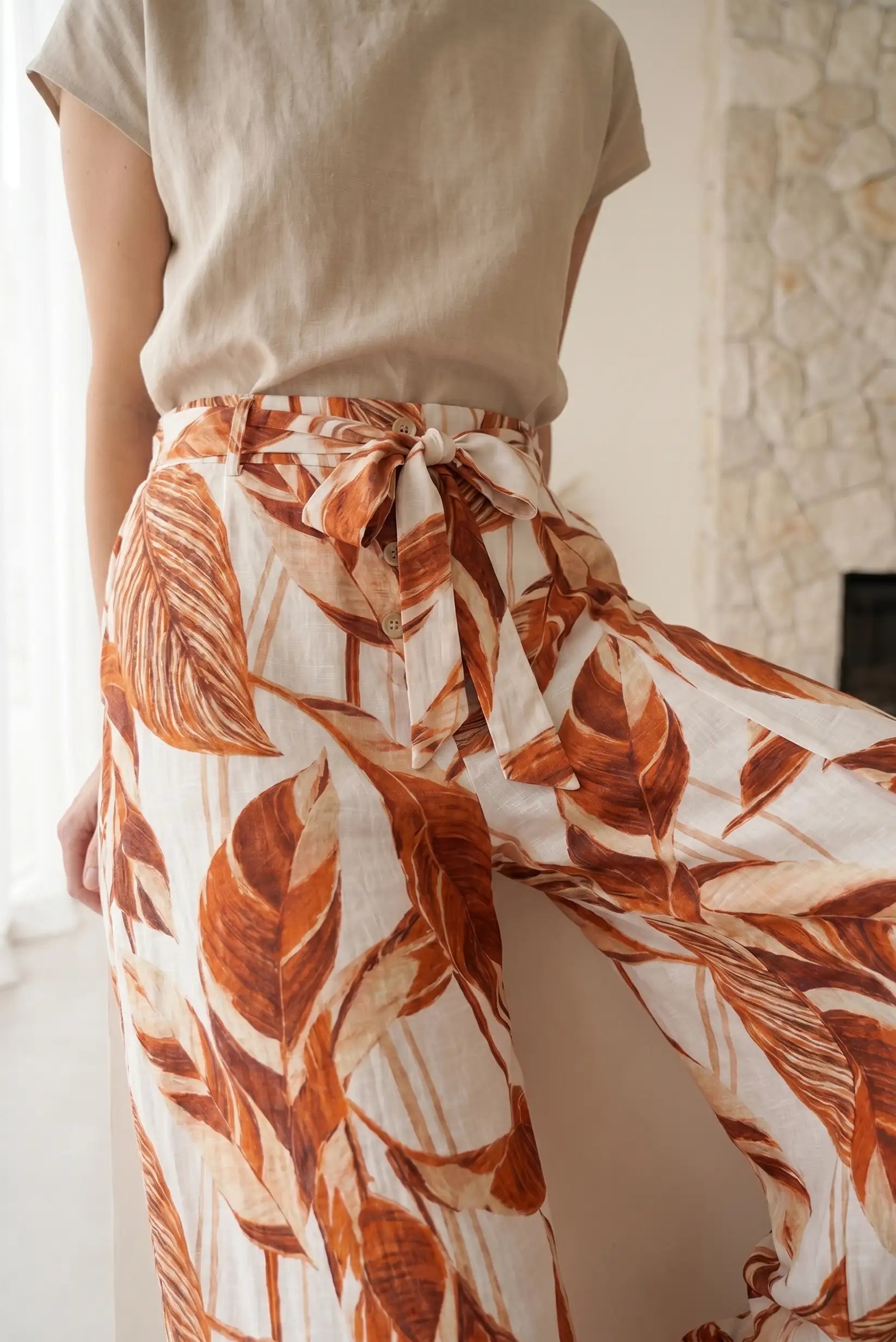 Pantalón Fluido Mujer Estampado Hojas Teja Beige