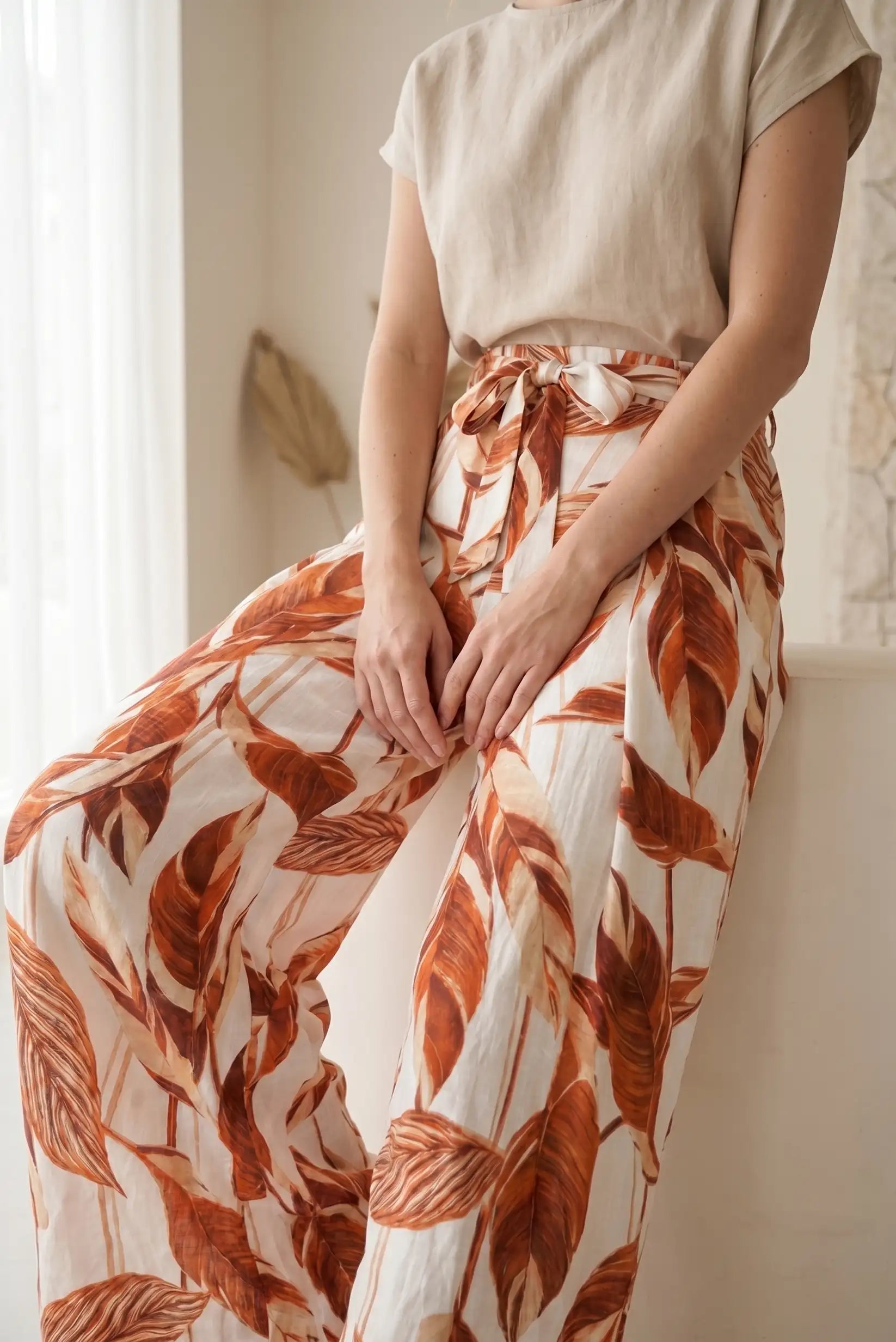 Pantalón Fluido Mujer Estampado Hojas Teja Beige