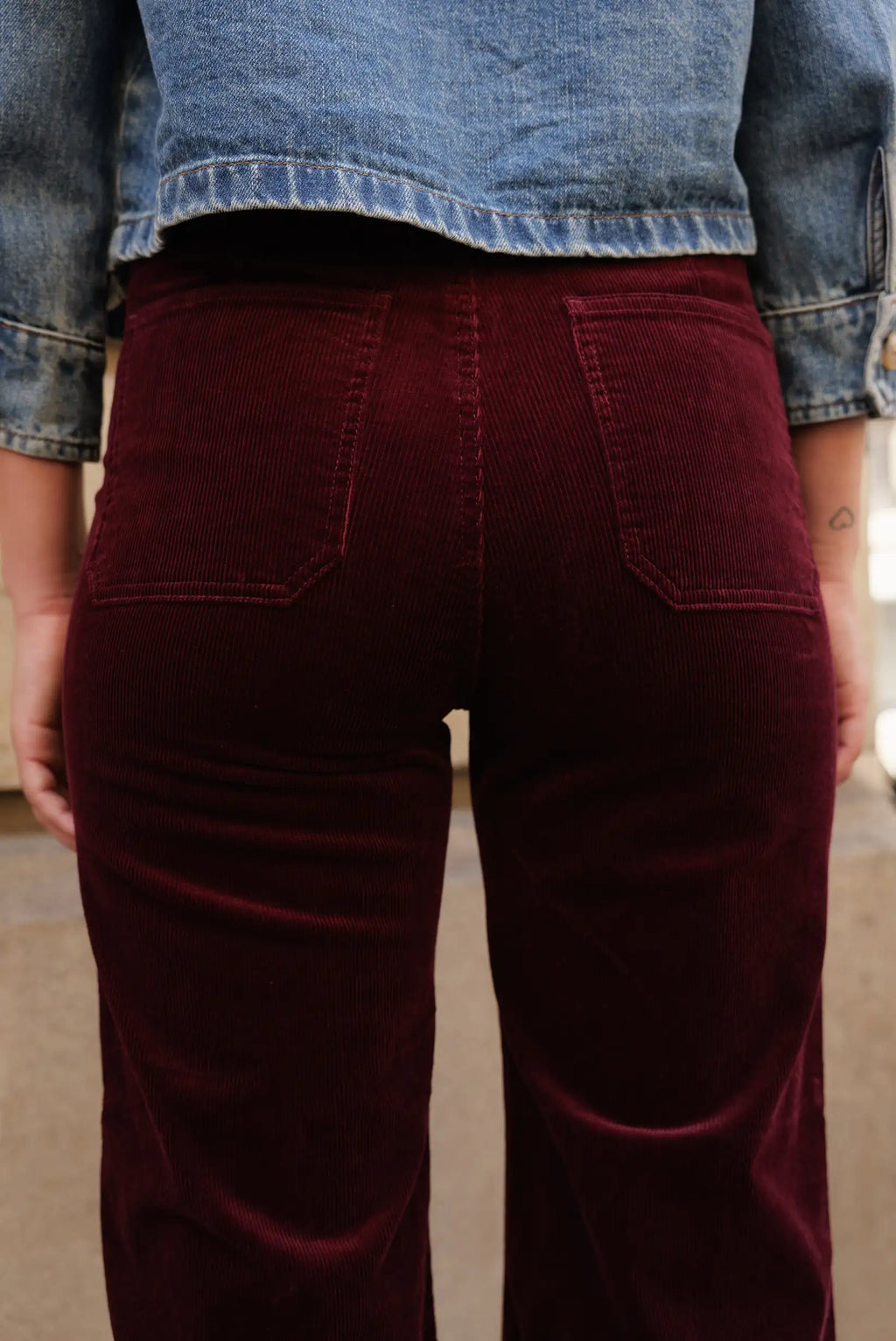 Pantalon largo mujer campana micropana burdeos