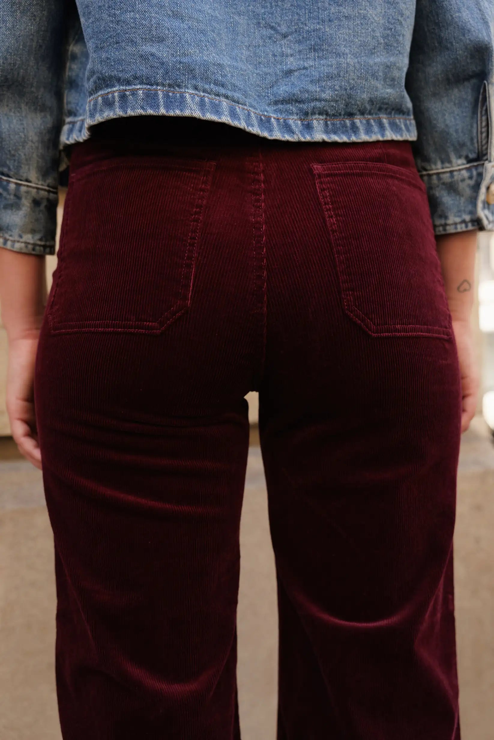 Pantalon largo mujer campana micropana burdeos