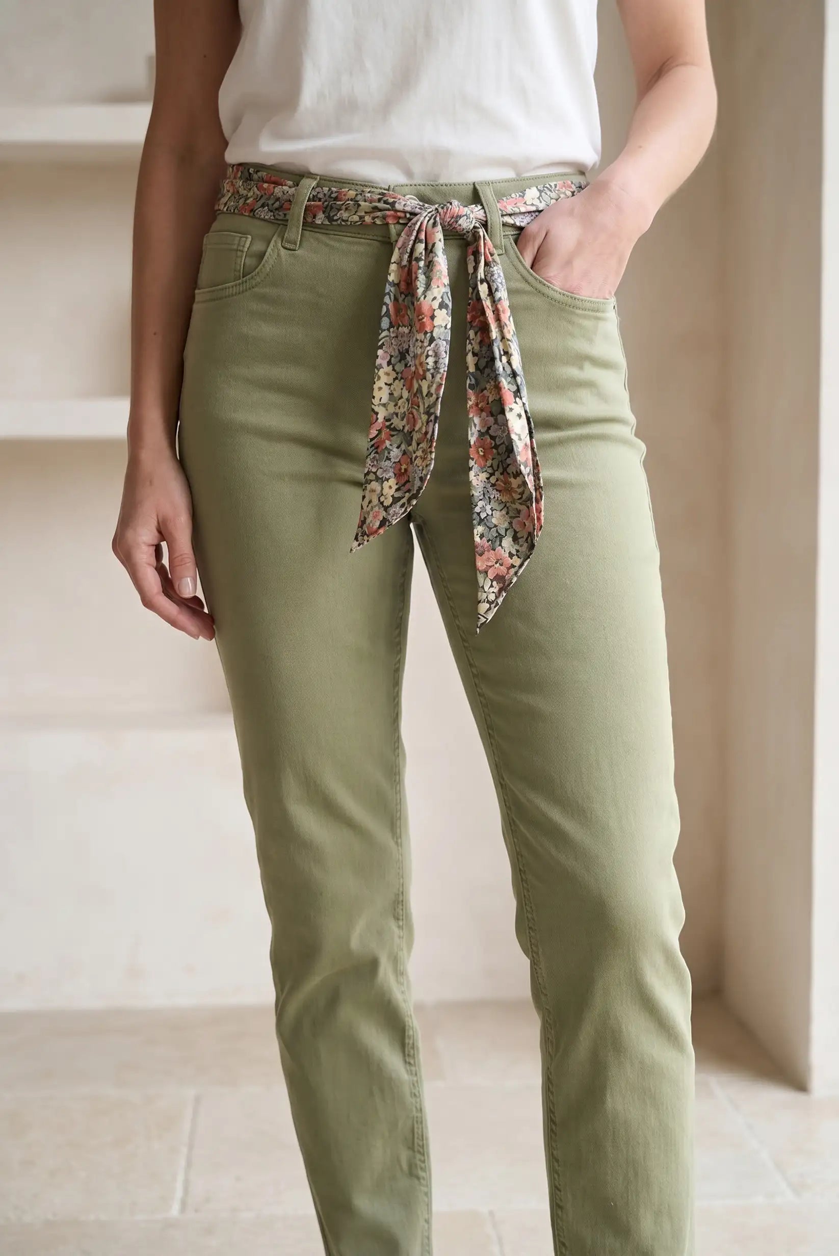 Pantalón Nerja Verde Mujer Recto con Cinturón Floral | Primavera
