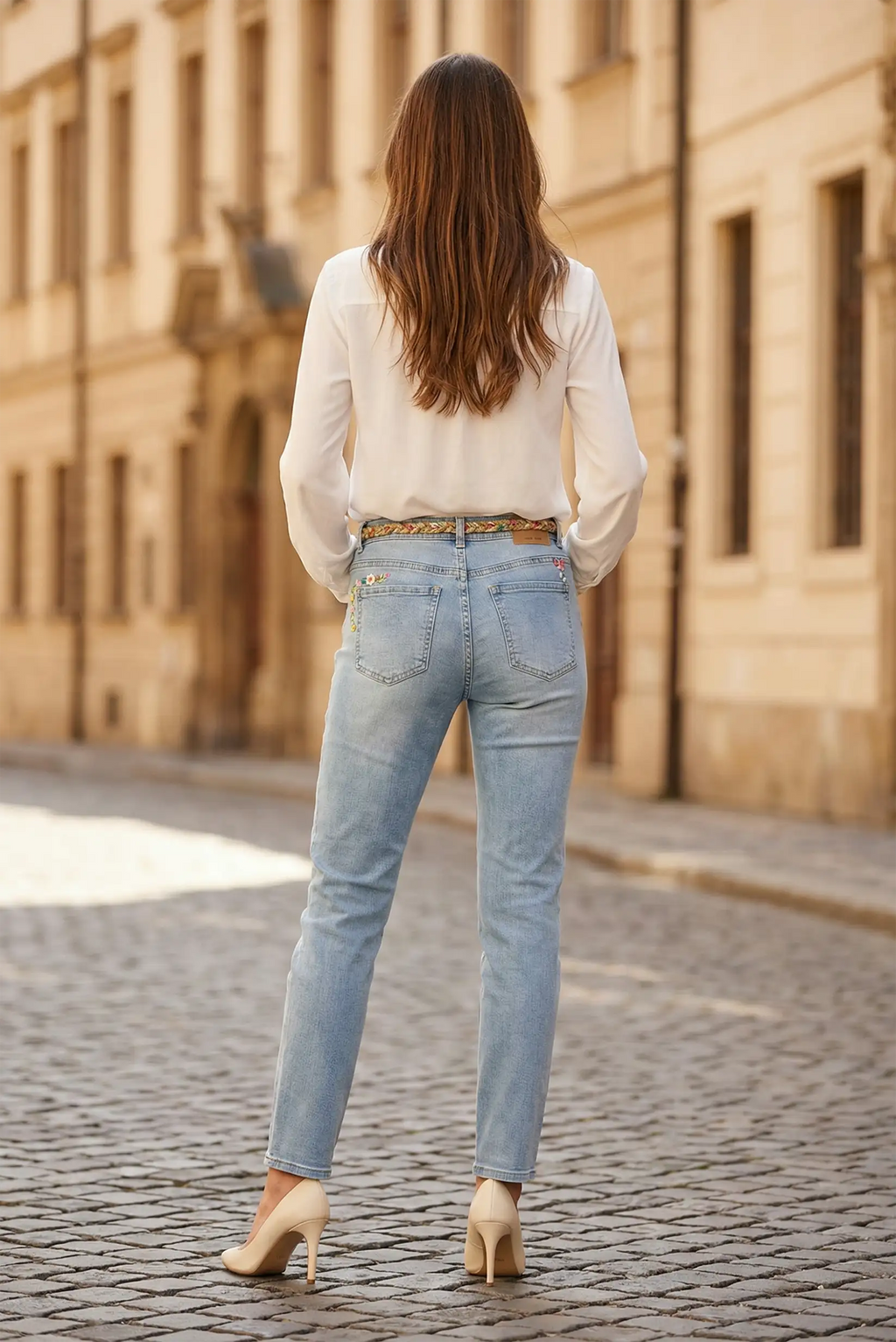 Pantalón vaquero mujer azul claro con bordados florales delanteros