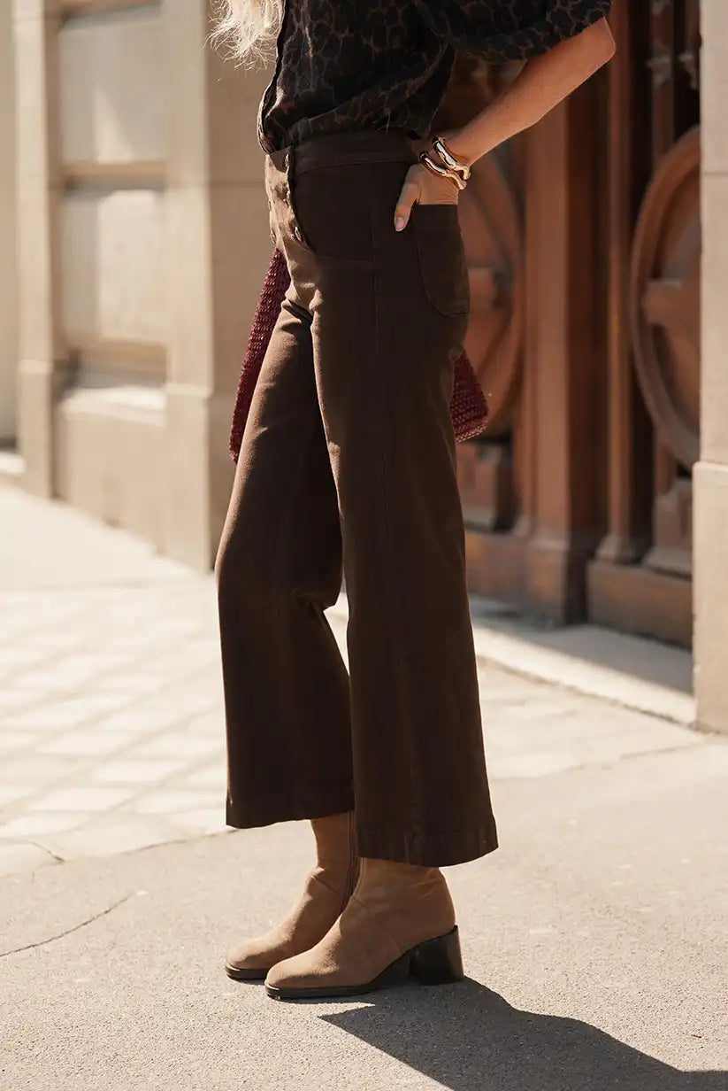 Pantalón marrón con botones dorados “Le Marais”
