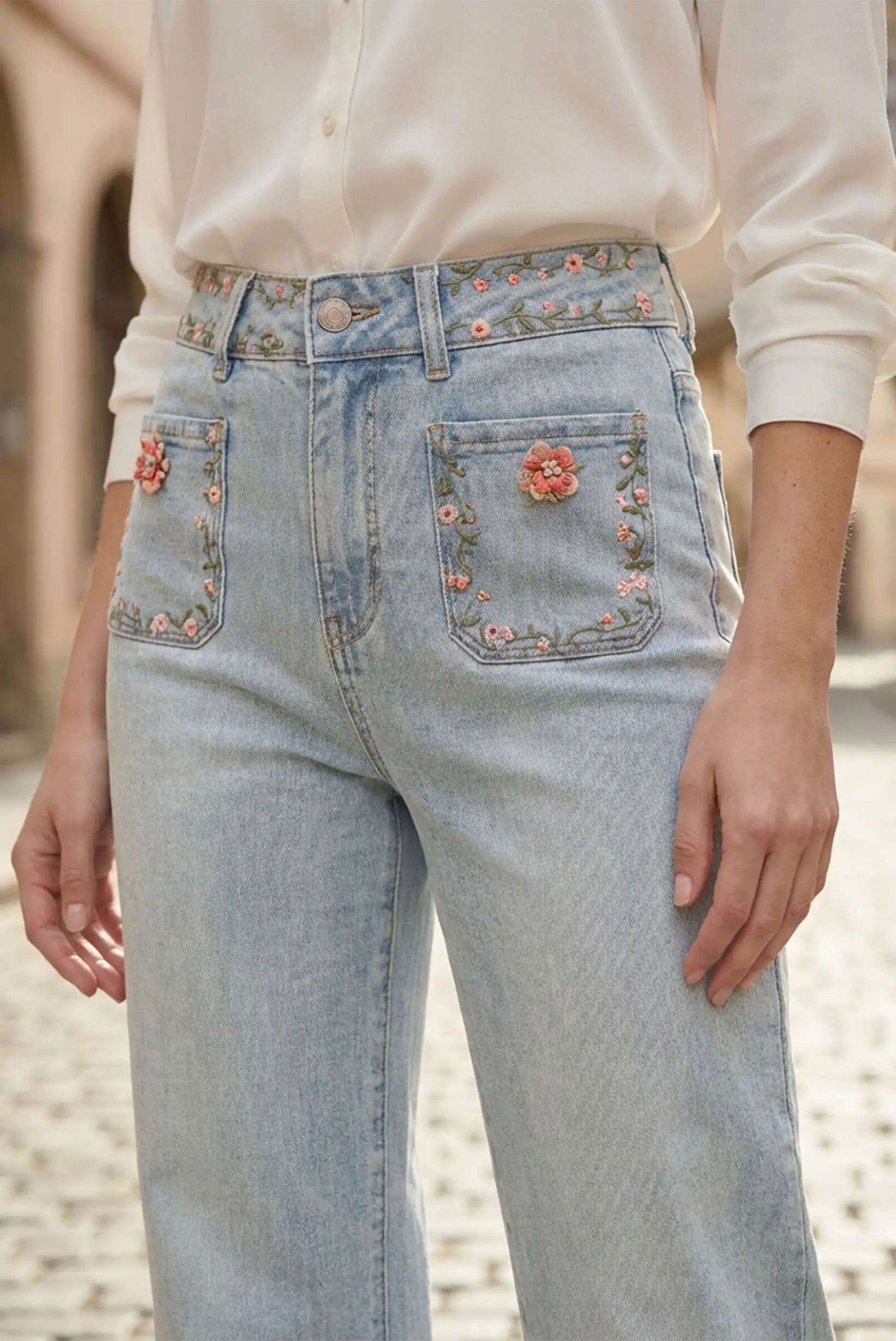 Pantalón vaquero recto azul claro con bordado floral mujer