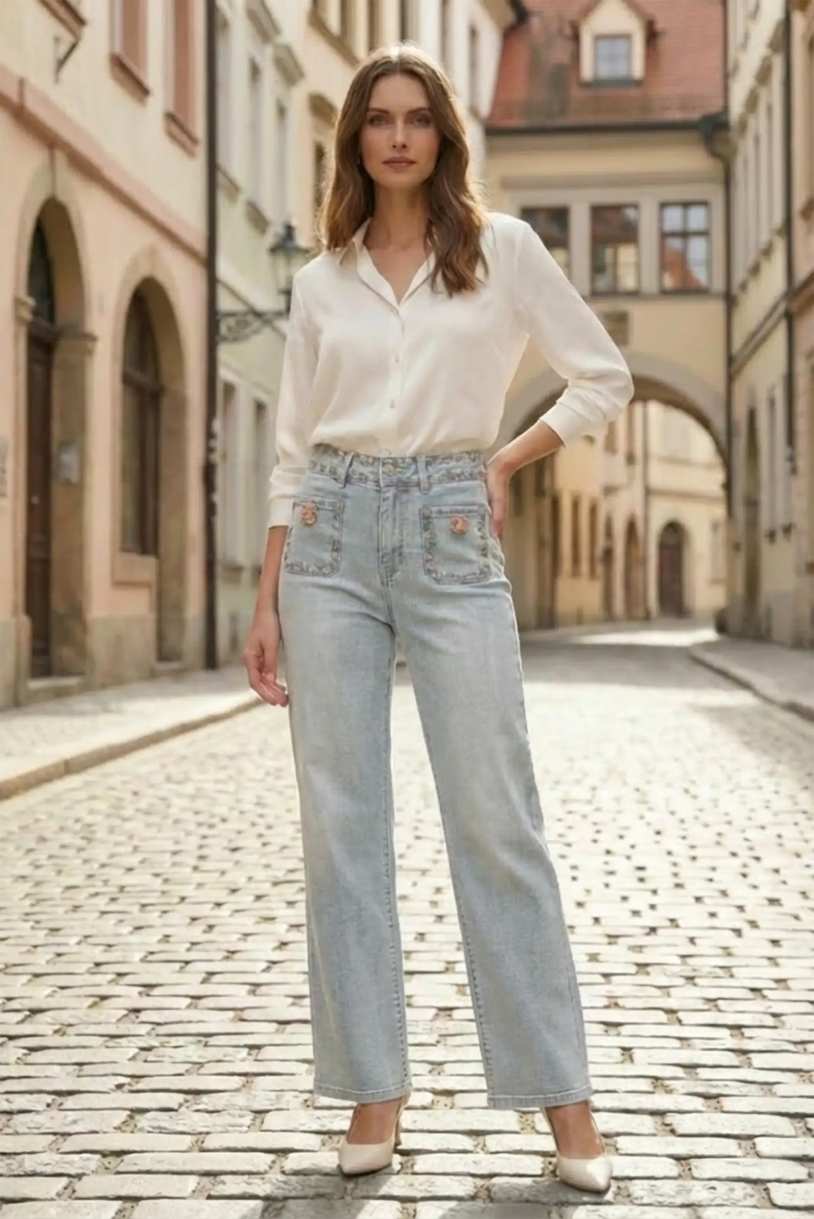 Pantalón vaquero recto azul claro con bordado floral mujer