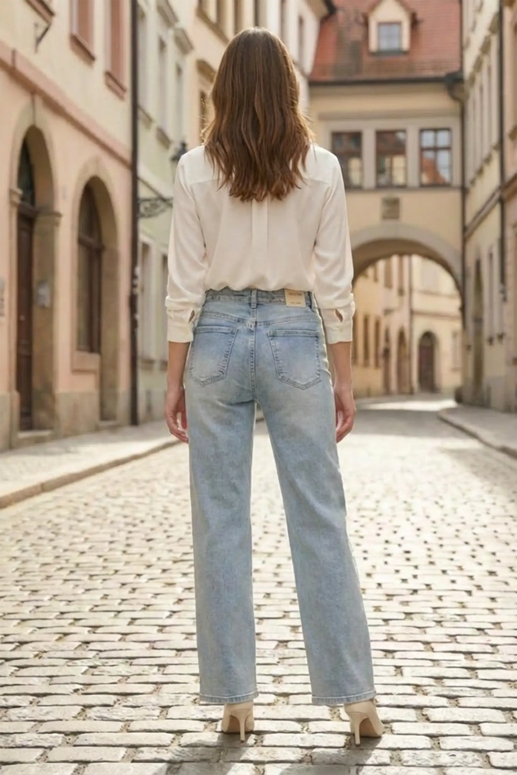 Pantalón vaquero recto azul claro con bordado floral mujer