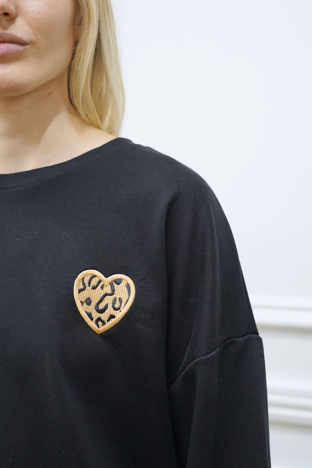 Sudadera mujer negra corazón animal print