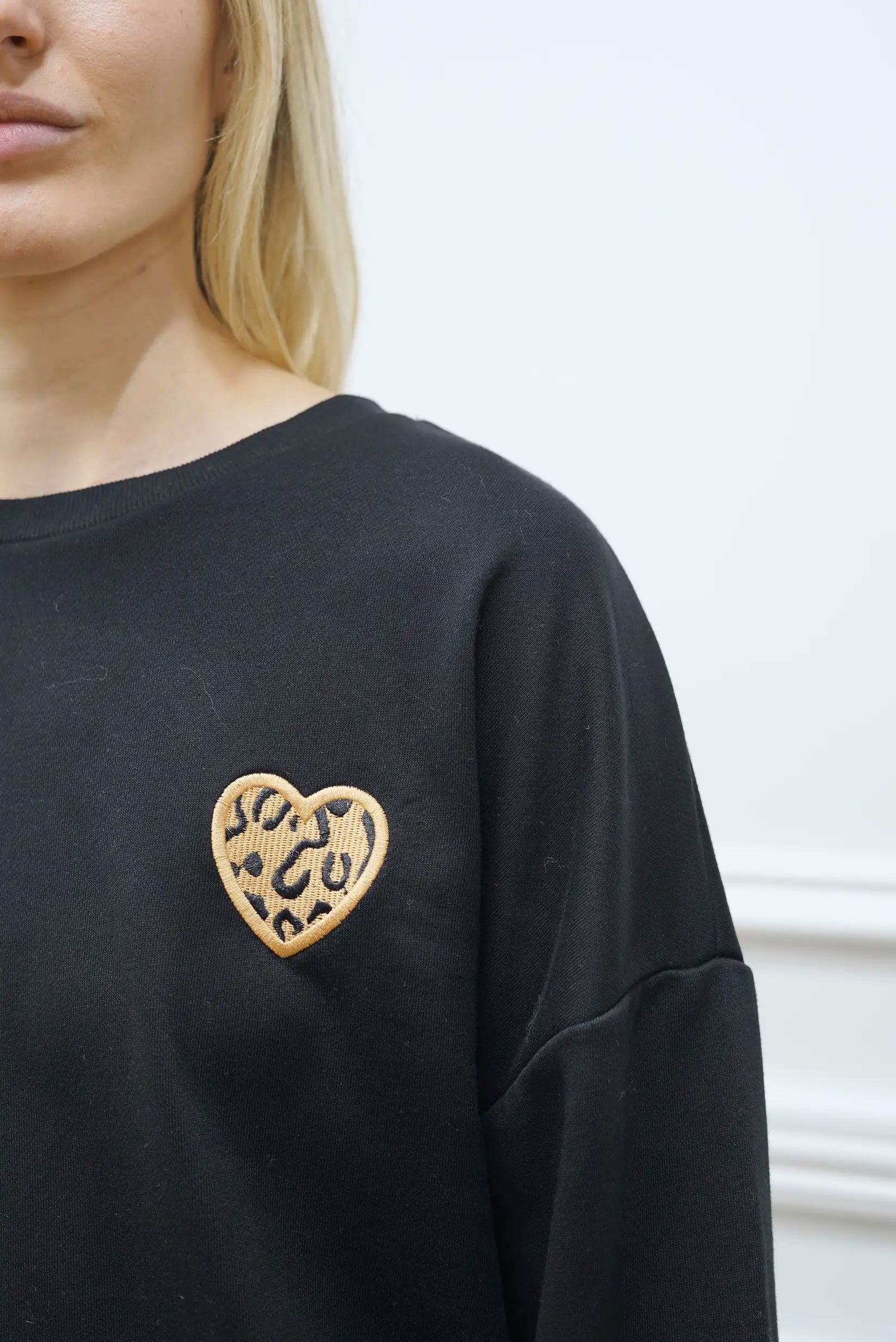 Sudadera mujer negra corazón animal print