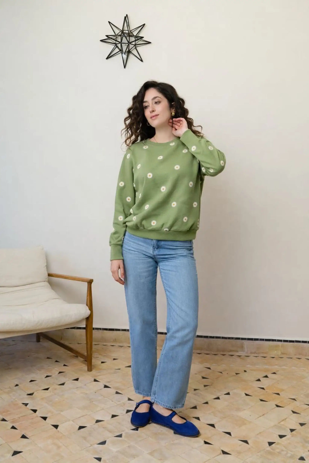 Sudadera verde de mujer con bordado de margaritas