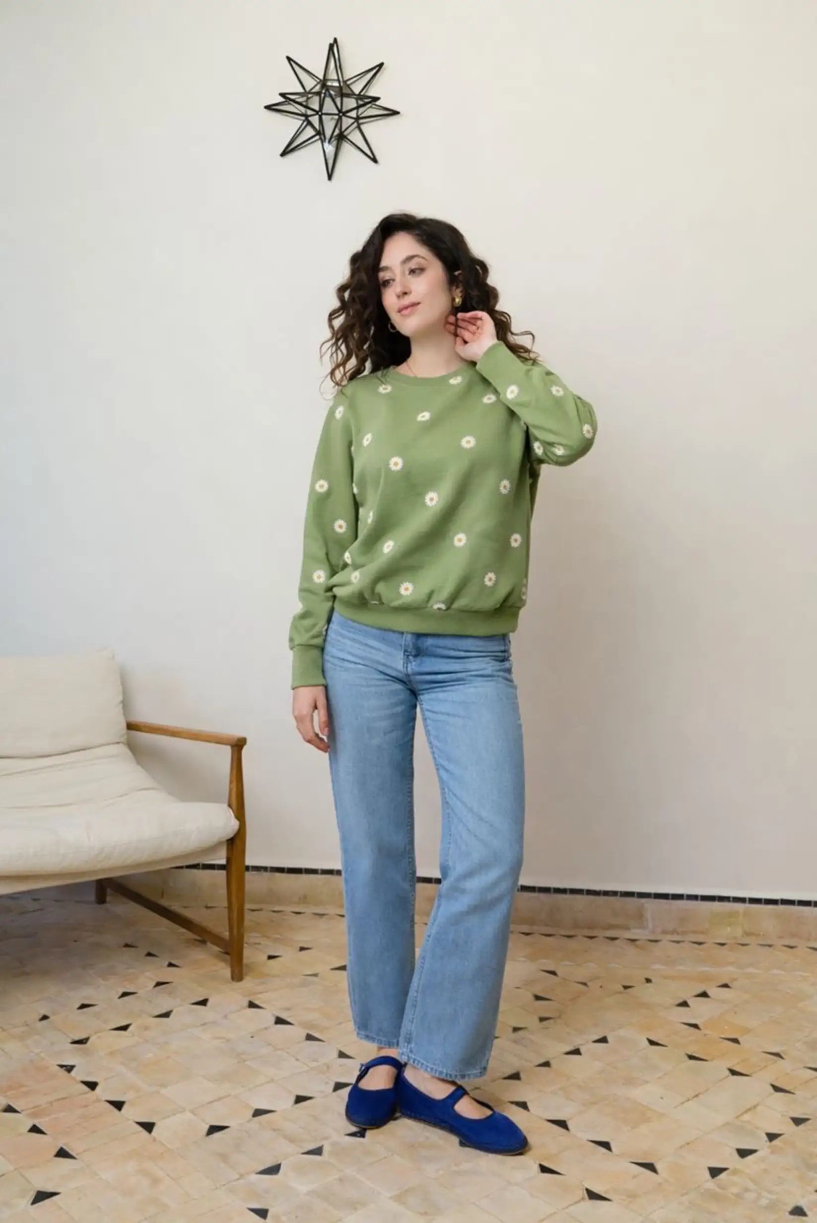 Sudadera verde de mujer con bordado de margaritas
