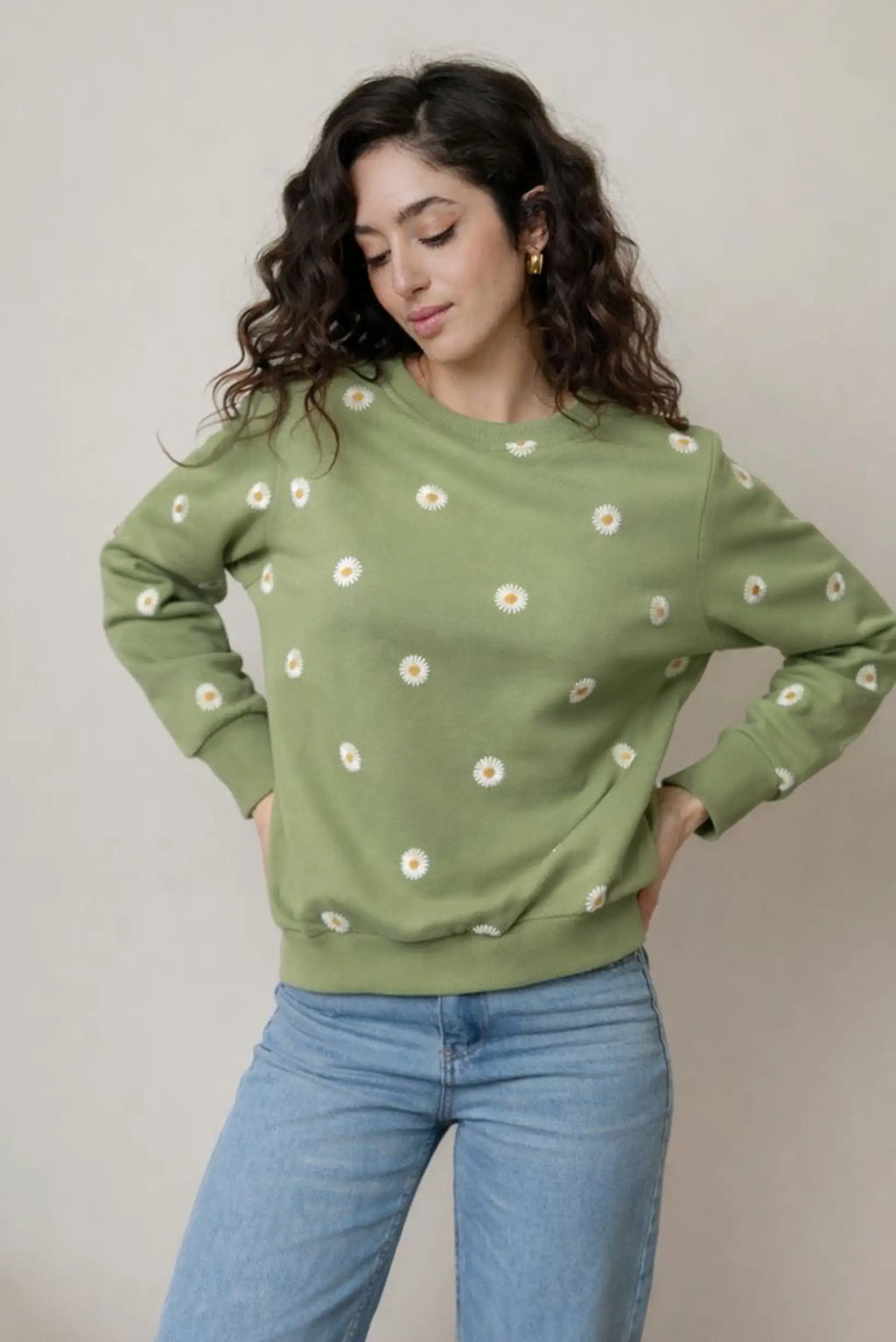 Sudadera verde de mujer con bordado de margaritas