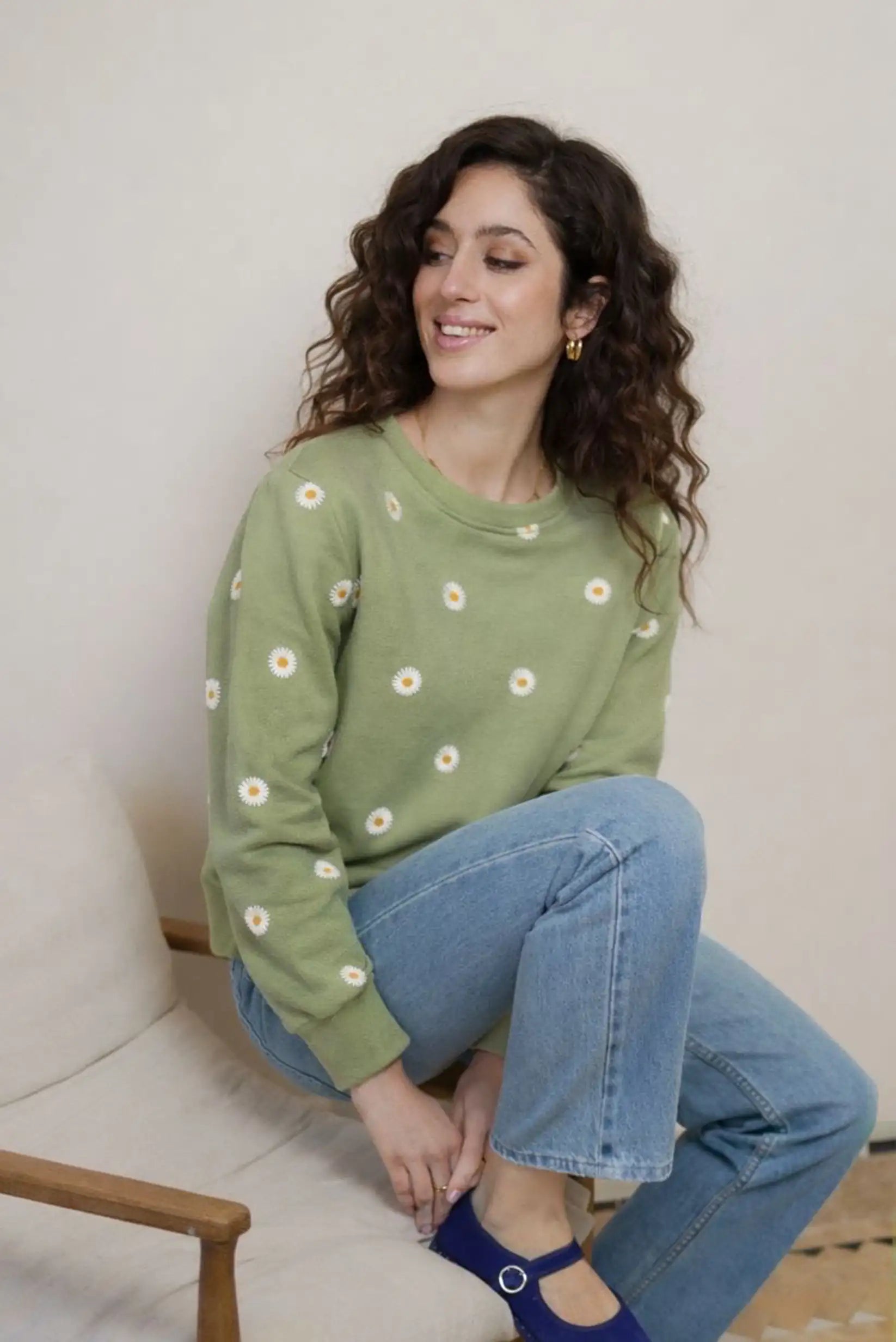 Sudadera verde de mujer con bordado de margaritas