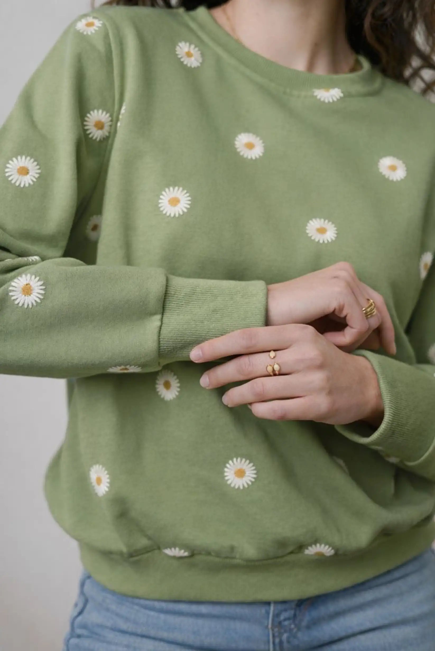 Sudadera verde de mujer con bordado de margaritas