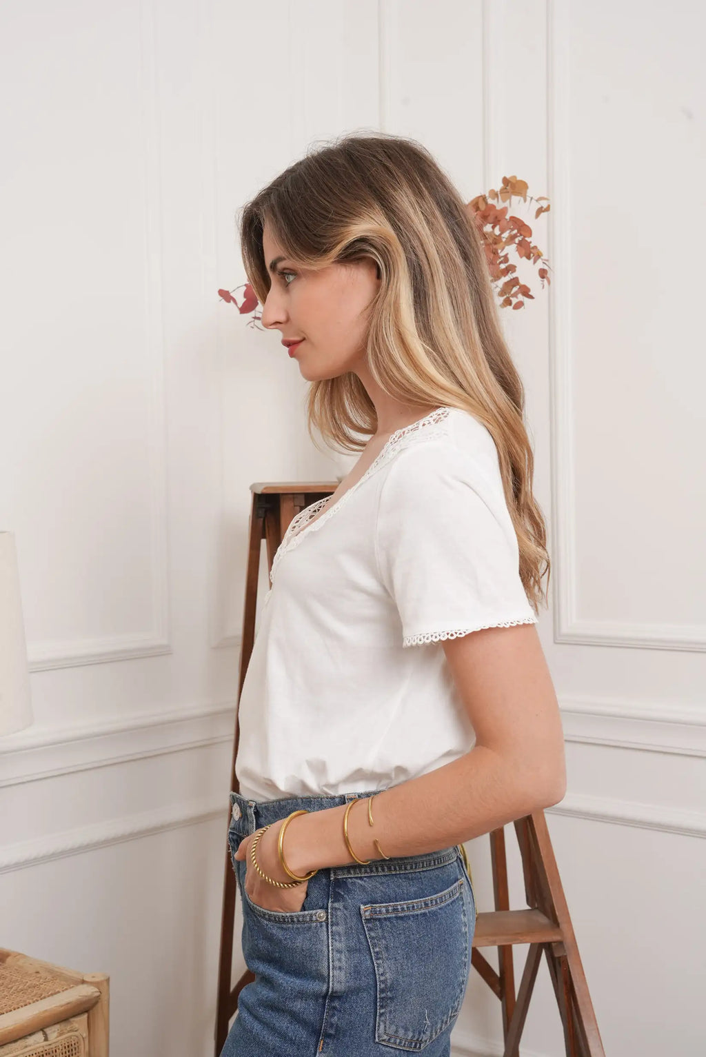 Camiseta top blanca cuello floral Primavera