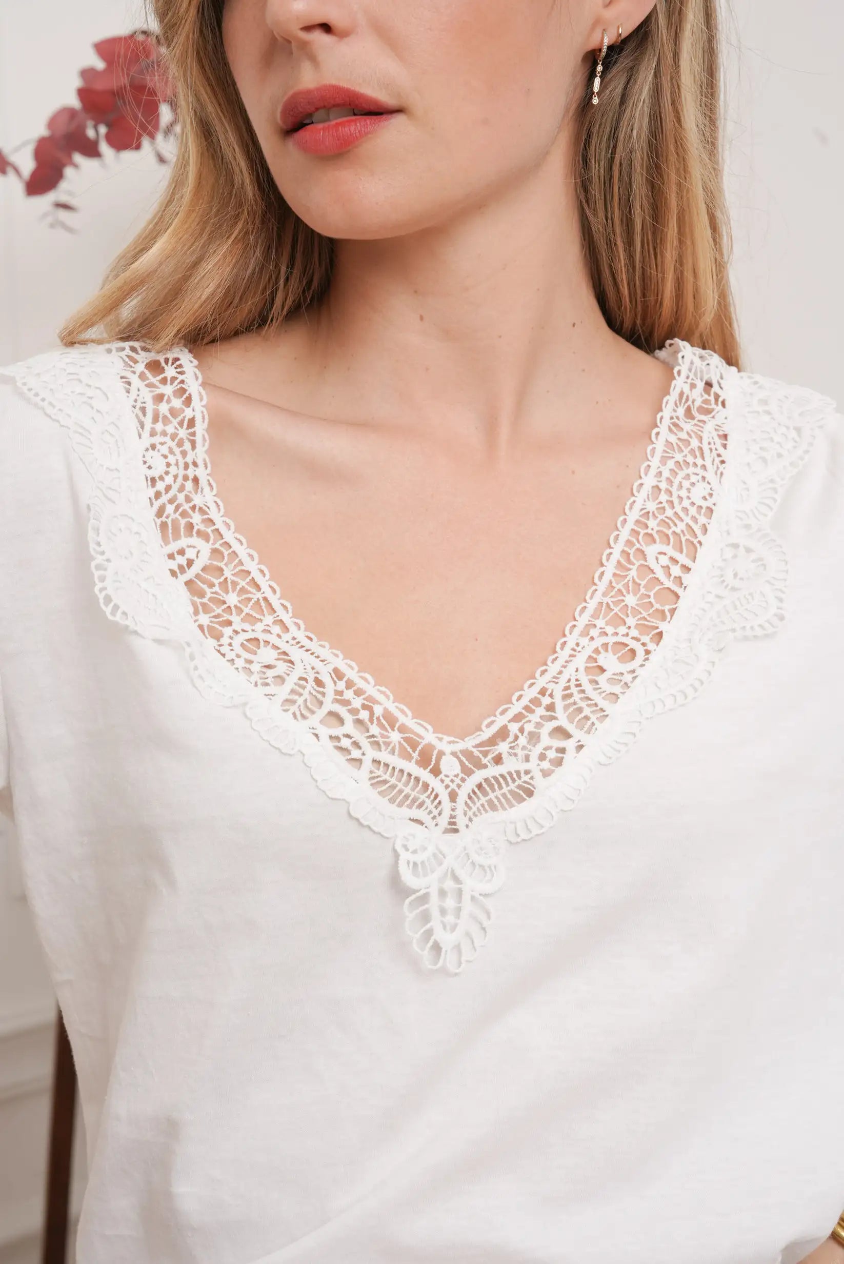 Camiseta top blanca cuello floral Primavera