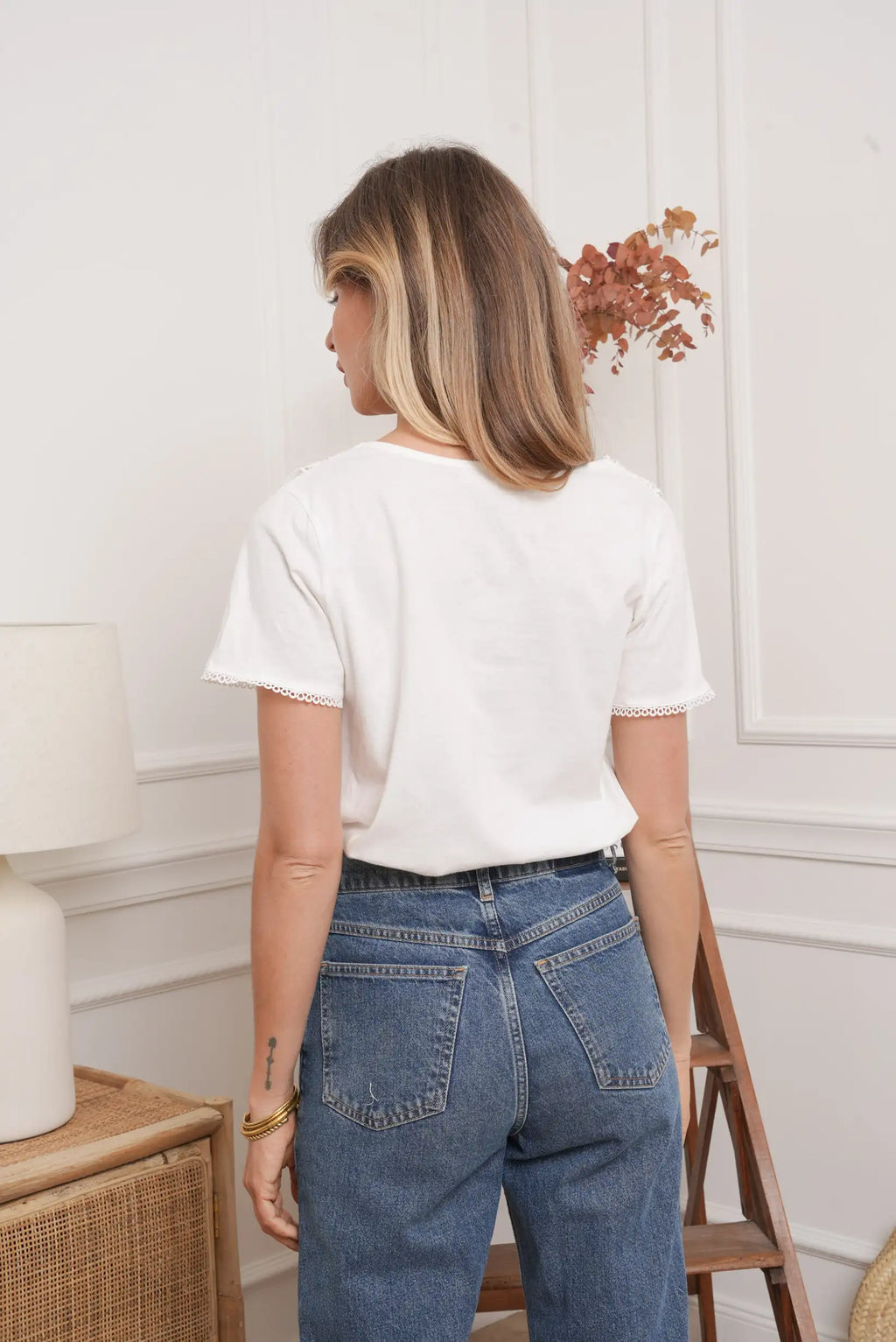Camiseta top blanca cuello floral Primavera