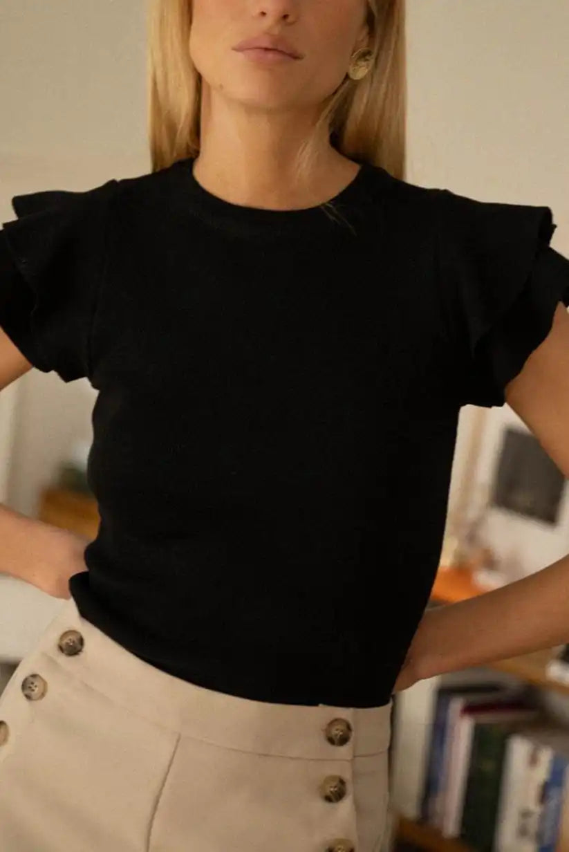 Top de mujer negro con mangas cortas y volantes