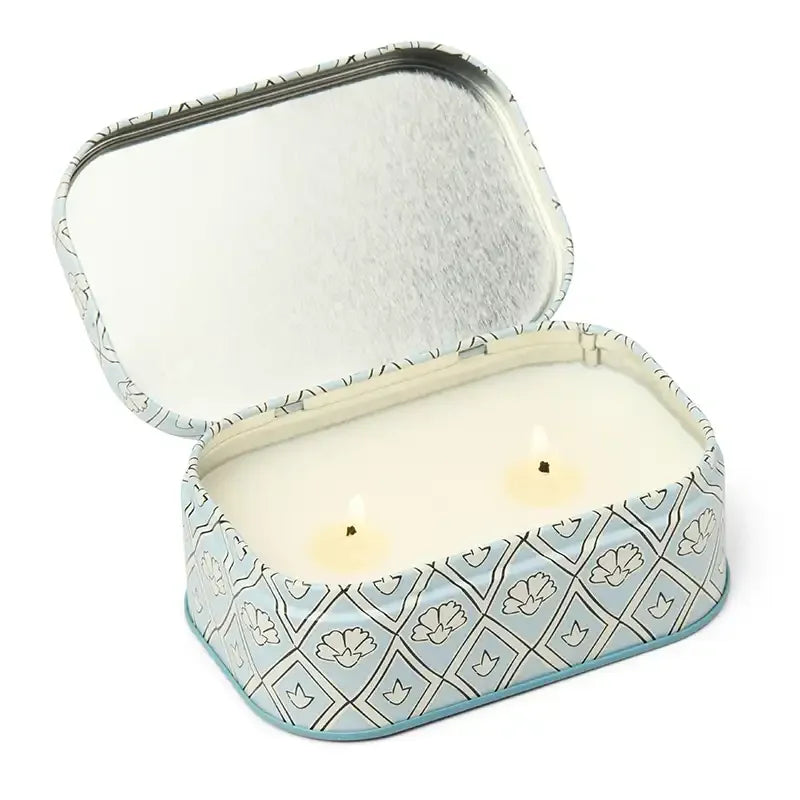 Vela en lata Paddywax CHERIE Lavender & Thyme 127g | Aroma relajante a Lavanda y Tomillo diseño azul y blanco