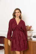 Vestido corto burdeos con textura – Manga larga