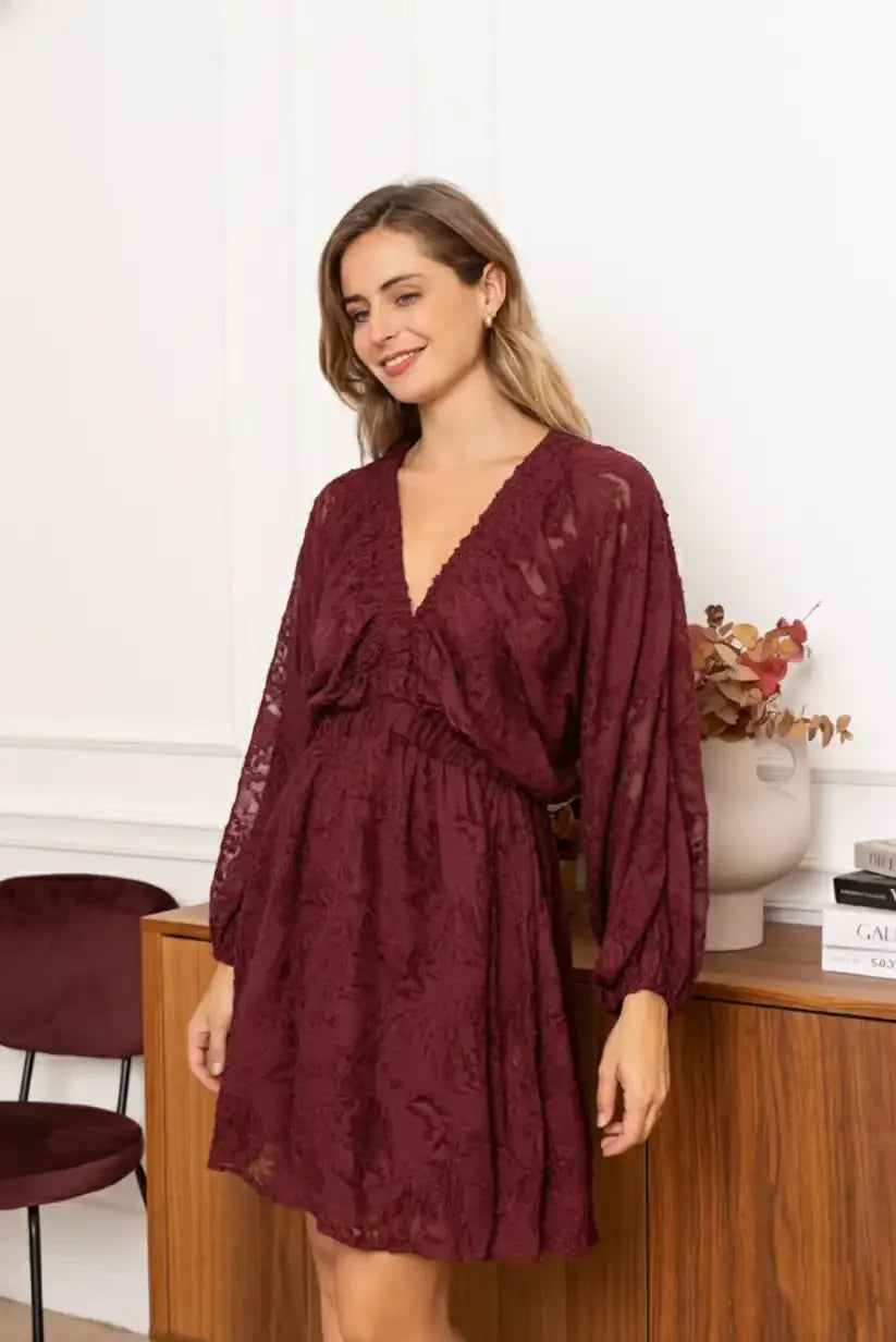 Vestido corto burdeos con textura – Manga larga