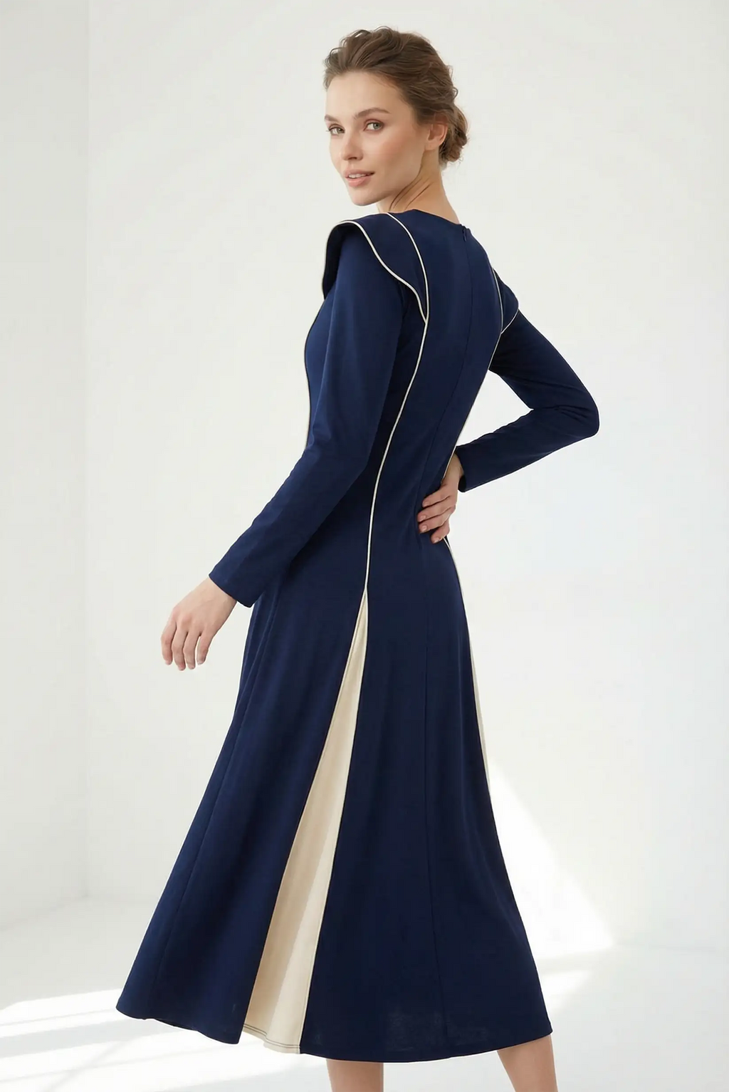 Vestido largo fluido azul marino con contraste y volantes en hombros