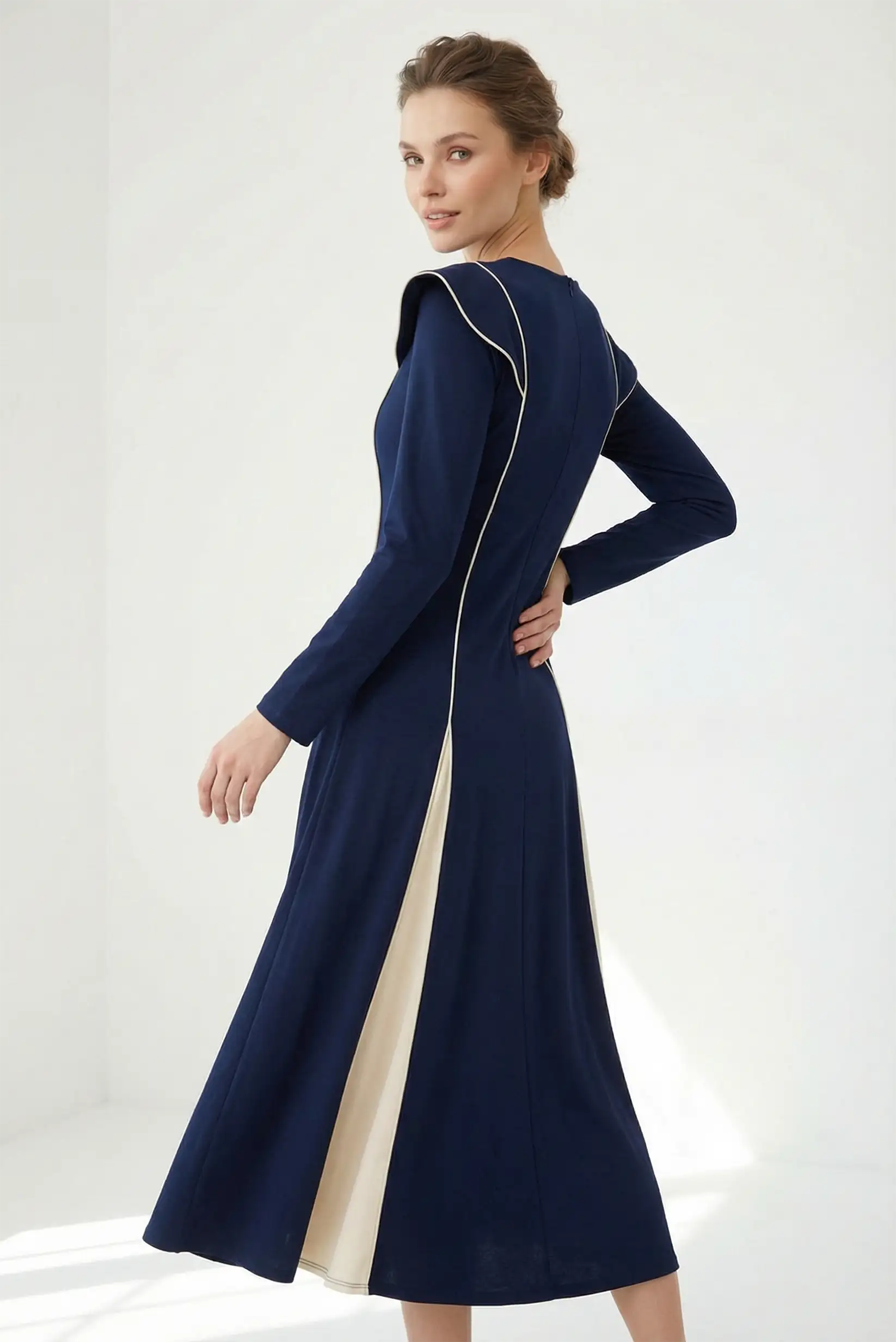 Vestido largo fluido azul marino con contraste y volantes en hombros