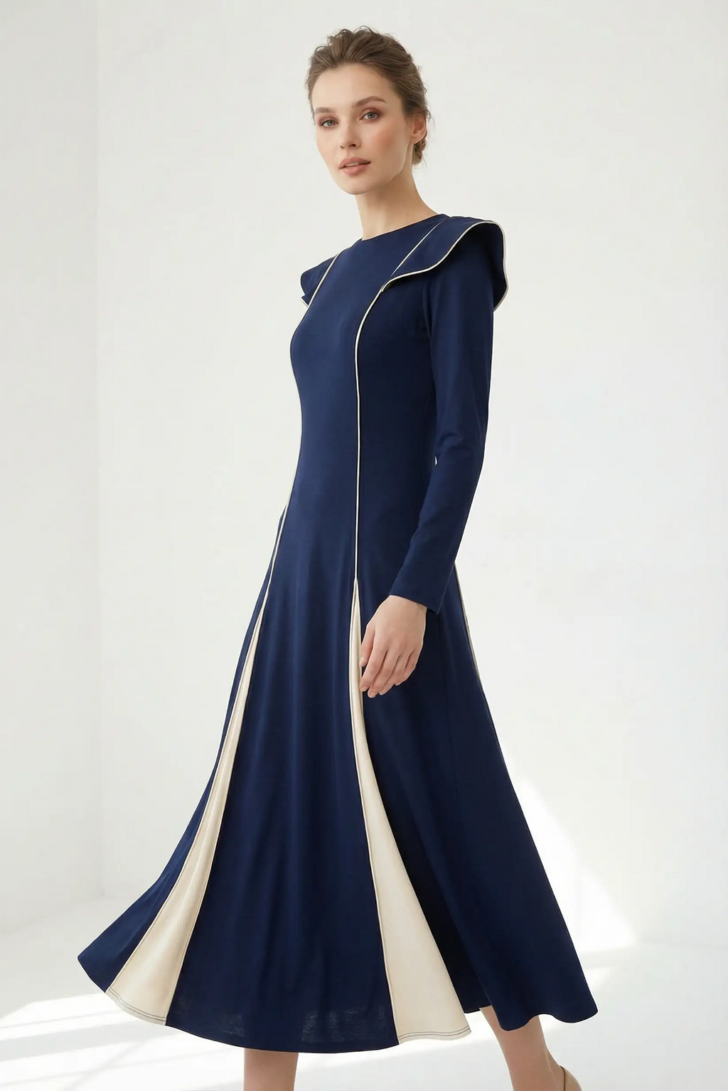 Vestido largo fluido azul marino con contraste y volantes en hombros