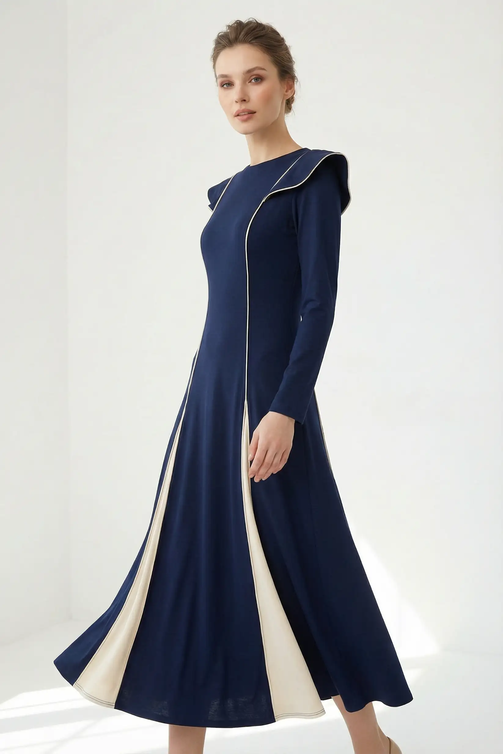 Vestido largo fluido azul marino con contraste y volantes en hombros