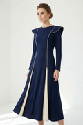 Vestido largo fluido azul marino con contraste y volantes en hombros