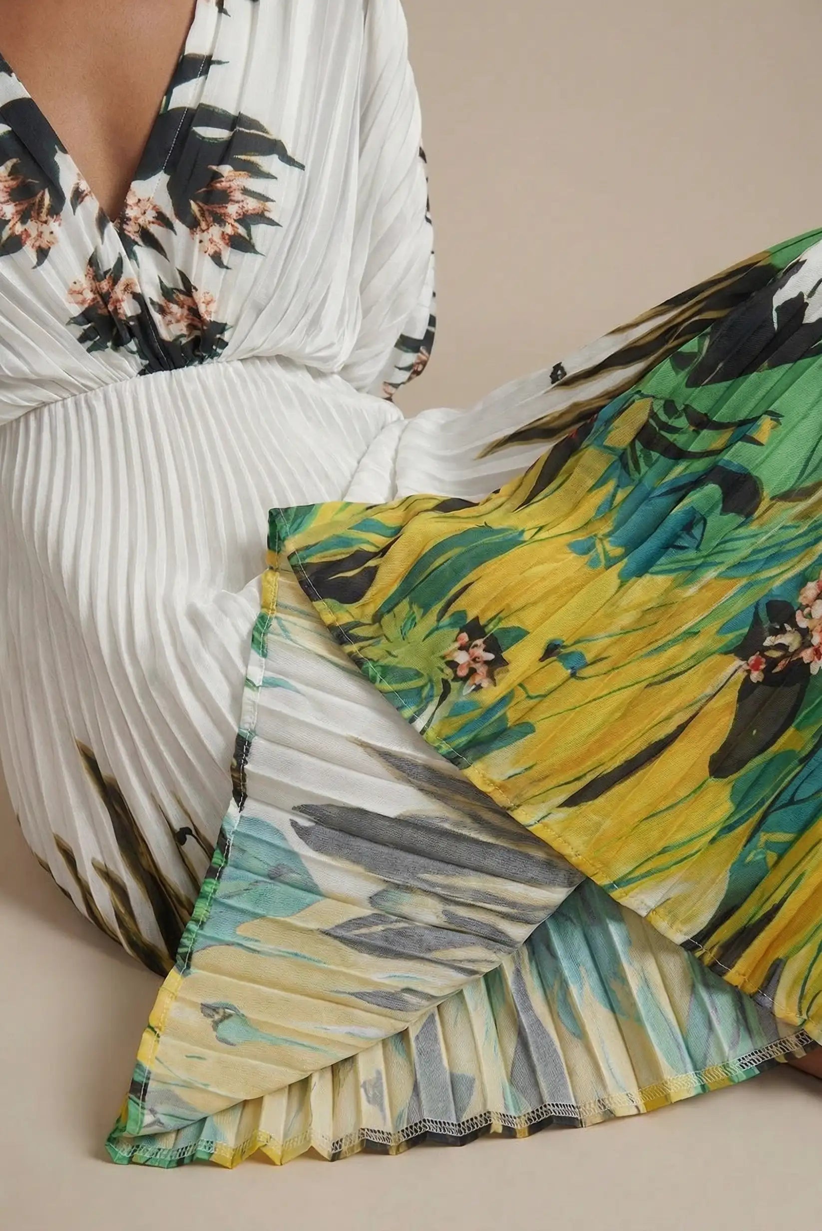 Vestido Midi Tropical Solara plisado blanco estampado verde y amarillo con escote en pico