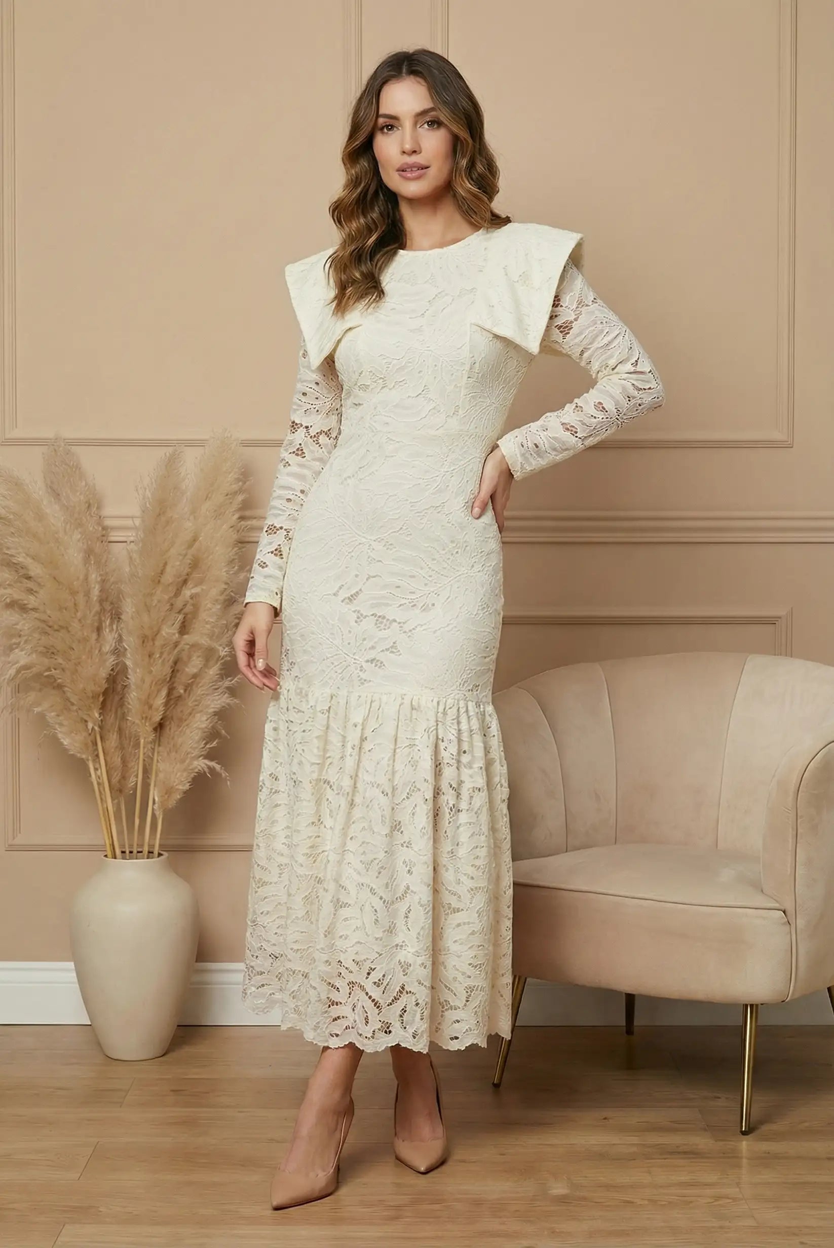 Vestido largo mujer entallado de encaje blanco roto con volantes