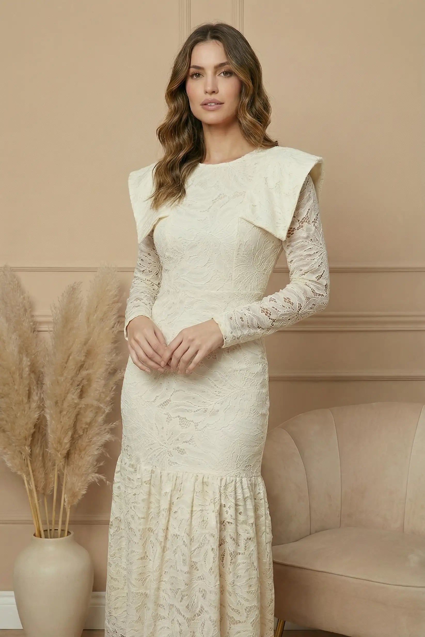 Vestido largo mujer entallado de encaje blanco roto con volantes