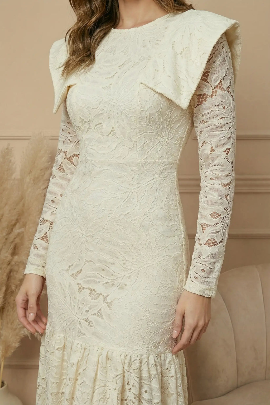 Vestido largo mujer entallado de encaje blanco roto con volantes