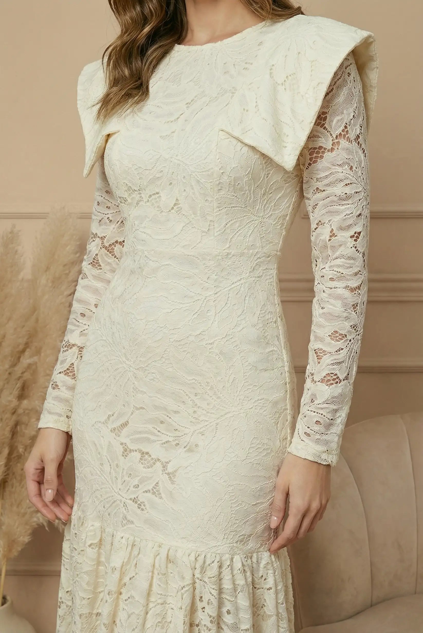 Vestido largo mujer entallado de encaje blanco roto con volantes