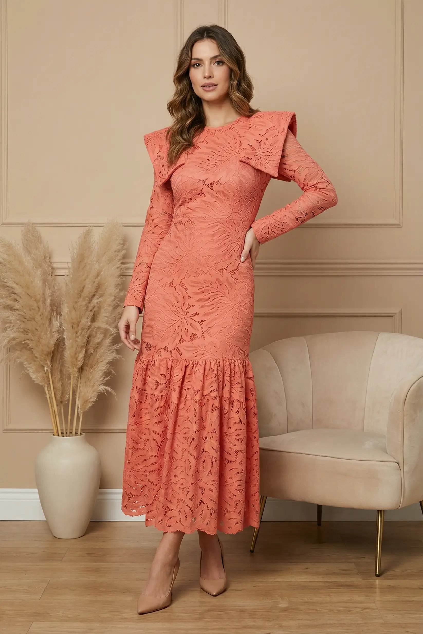 Vestido largo de encaje coral con manga larga para invitada