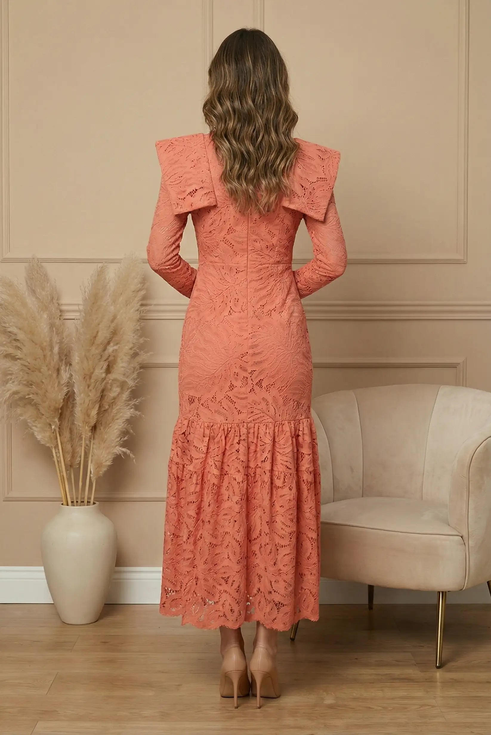 Vestido largo de encaje coral con manga larga para invitada