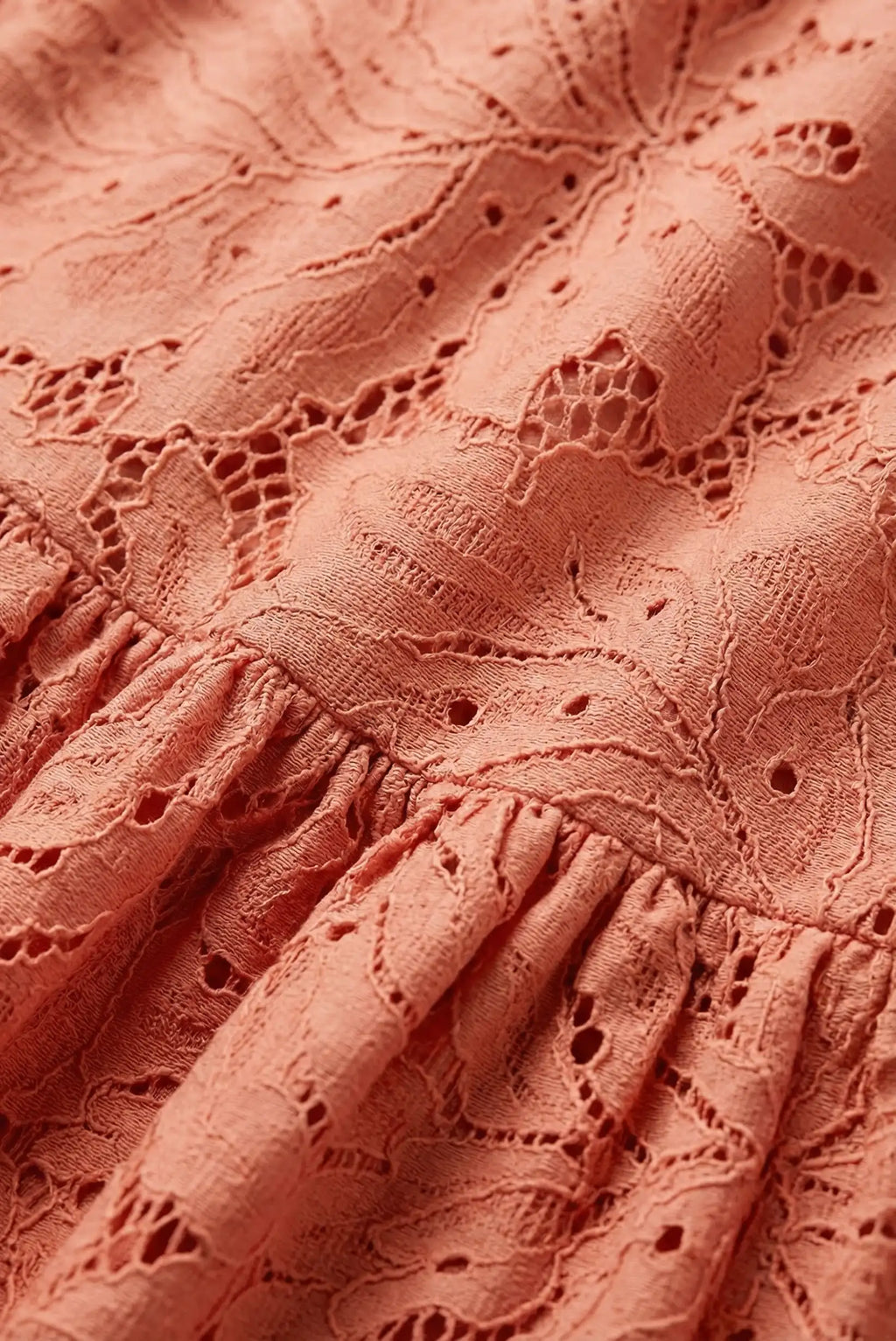 Vestido largo de encaje coral con manga larga para invitada