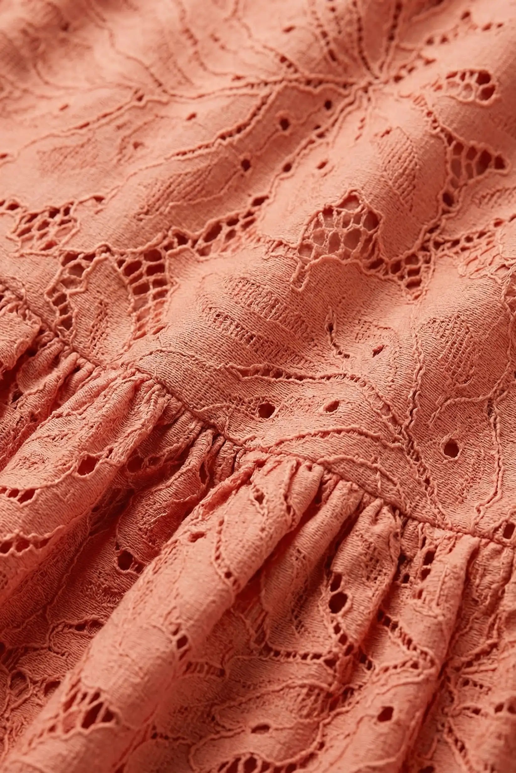 Vestido largo de encaje coral con manga larga para invitada