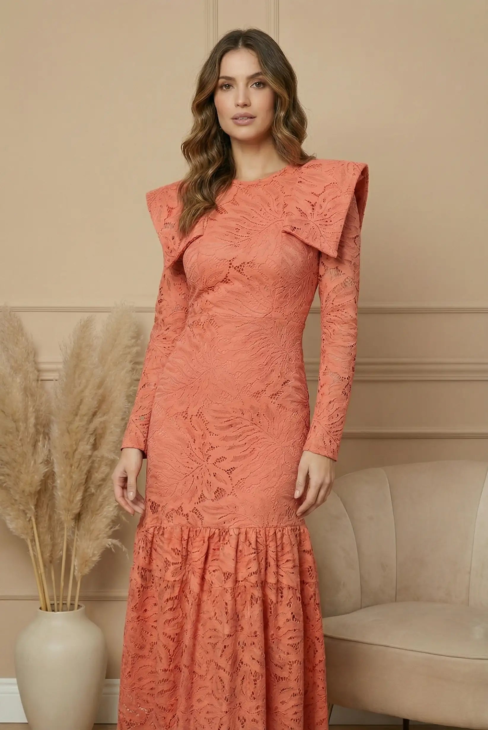 Vestido largo de encaje coral con manga larga para invitada