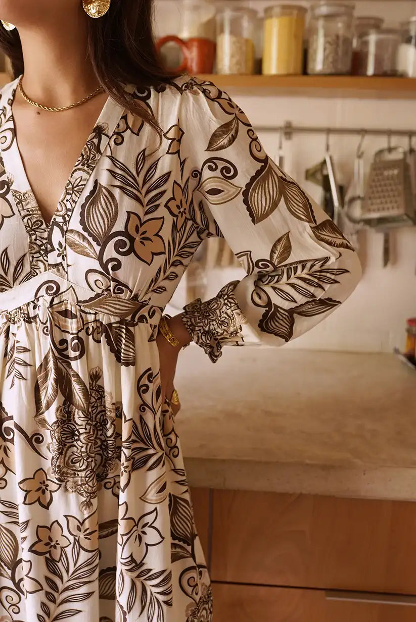 Vestido Corto Floral Taupe con Manga Larga y Escote en V Elegante