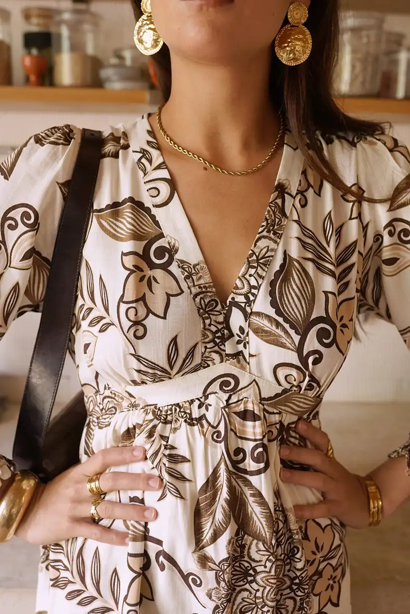 Vestido Corto Floral Taupe con Manga Larga y Escote en V Elegante